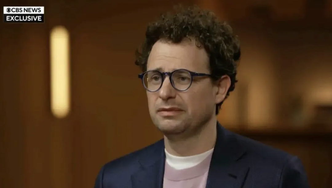 触屏Macbook定档2026年底；Claude 被特朗普封杀24小时登顶App Store，CEO含泪发声；M站：绝不允许AI生成评测进入平台｜极客早知道图6