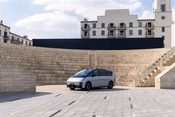 万人大厂因AI一夜爆裁4000人，「留下的压力也很大」；网友晒椰树广告图被指低俗：「女员工胸这么大」引争议；SpaceX最早3月秘密申请IPO图11