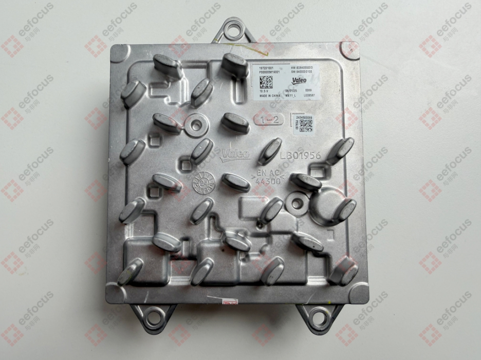 暴力拆解小米YU7大灯驱动板：国际大厂控场，国产芯扛大梁图1