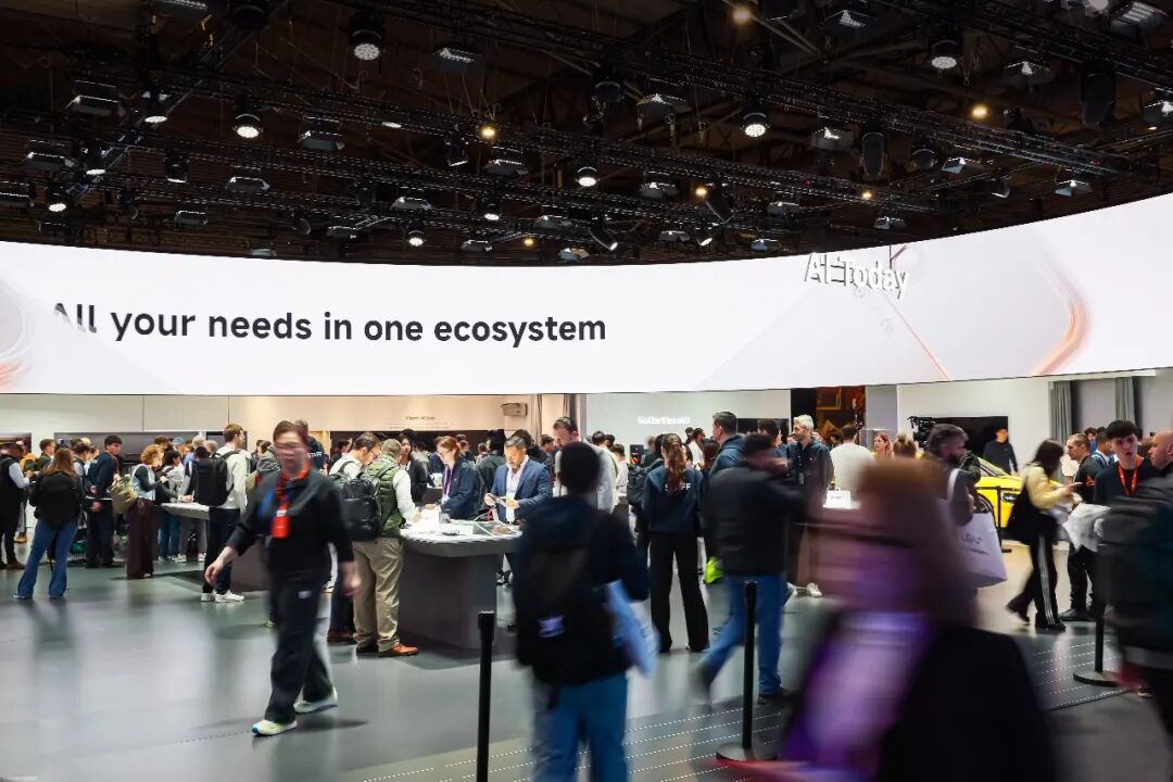 这届MWC真成了中国AI主场，小米直接把AI从对话框里拽出来接管物理世界了图1