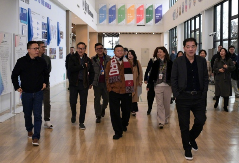 苹果发最强 Macbook Pro，17999 起；ChatGPT 卸载激增 295%；韩国棋手李世石 10 年后再战 AI | 极客早知道图7