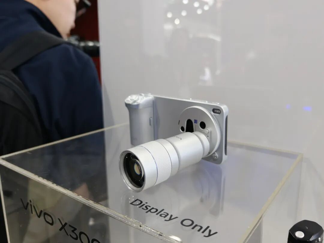 手机厂商MWC狂卷影像：潜望下放，新形态彻底杀疯了图5