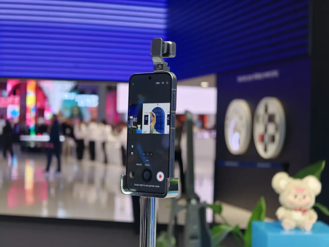 手机厂商MWC狂卷影像：潜望下放，新形态彻底杀疯了图11