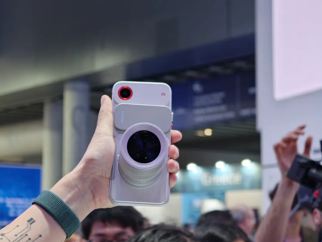 手机厂商MWC狂卷影像：潜望下放，新形态彻底杀疯了图16