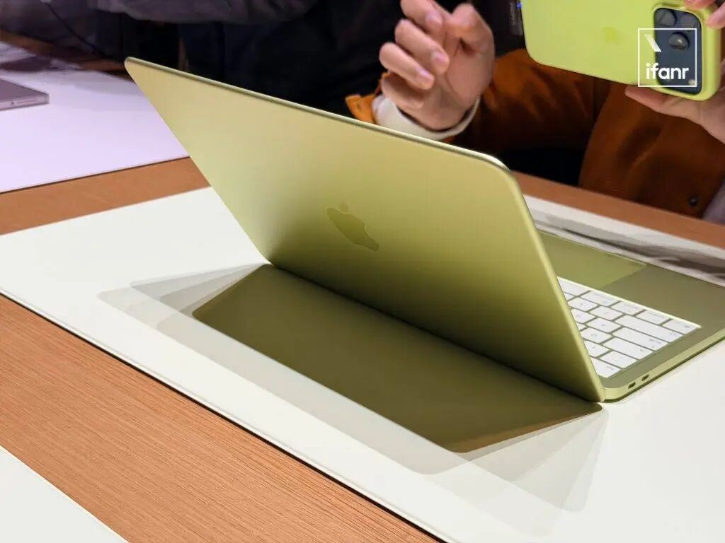 刚刚，苹果史上最便宜MacBook发布！年轻人的新龙虾🦞养殖场 | 现场上手图2
