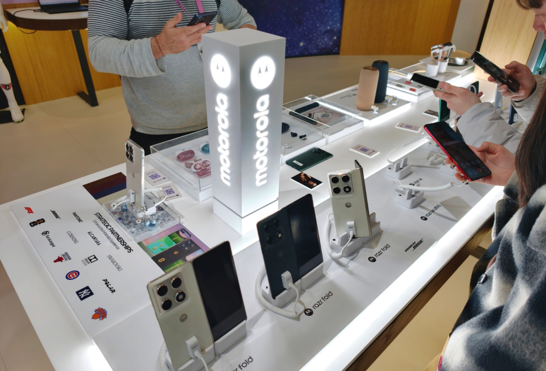 今年的MWC，手机厂商们都开始&ldquo;不务正业&rdquo;了。。。图37