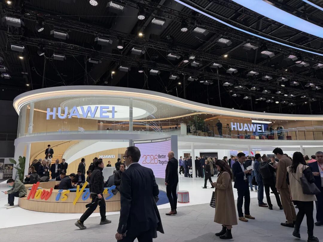 中国科技炸场欧洲！手机跳舞、变身单反、眼镜读唇语...还有国产超跑惊呆老外，夯爆了！图3