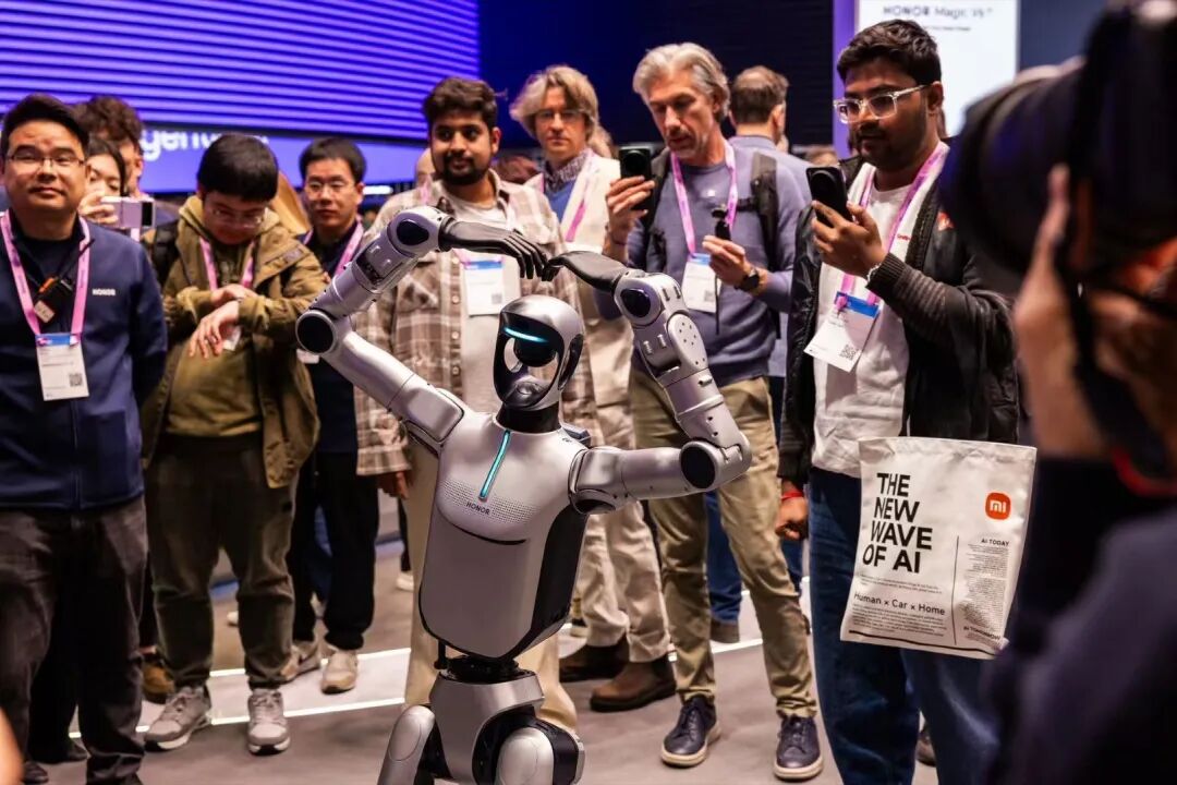 中国科技炸场欧洲！手机跳舞、变身单反、眼镜读唇语...还有国产超跑惊呆老外，夯爆了！图9