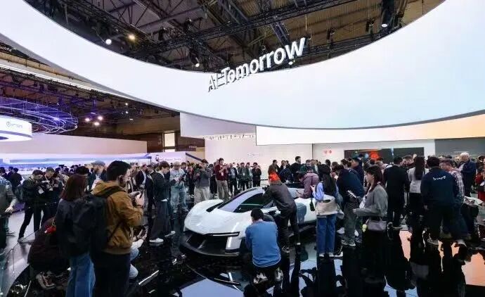 中国科技炸场欧洲！手机跳舞、变身单反、眼镜读唇语...还有国产超跑惊呆老外，夯爆了！图13