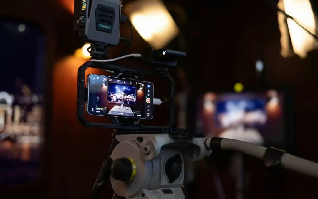 中国科技炸场欧洲！手机跳舞、变身单反、眼镜读唇语...还有国产超跑惊呆老外，夯爆了！图24