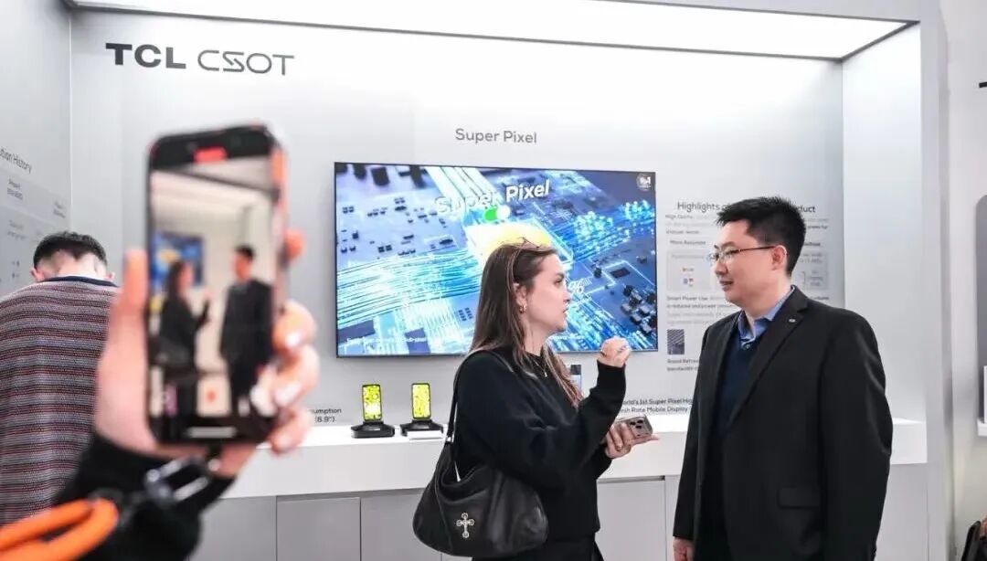 中国科技炸场欧洲！手机跳舞、变身单反、眼镜读唇语...还有国产超跑惊呆老外，夯爆了！图32