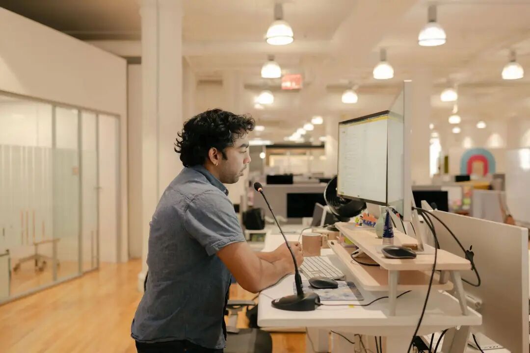 办公室里对着 AI 说话的人，可能会比用键盘打字的人更早下班图6