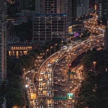 中国智能新能源汽车，被外媒狠狠夸了！