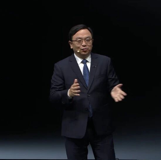 比亚迪闭门会：2万座闪充站背后的「油电切换」大周期