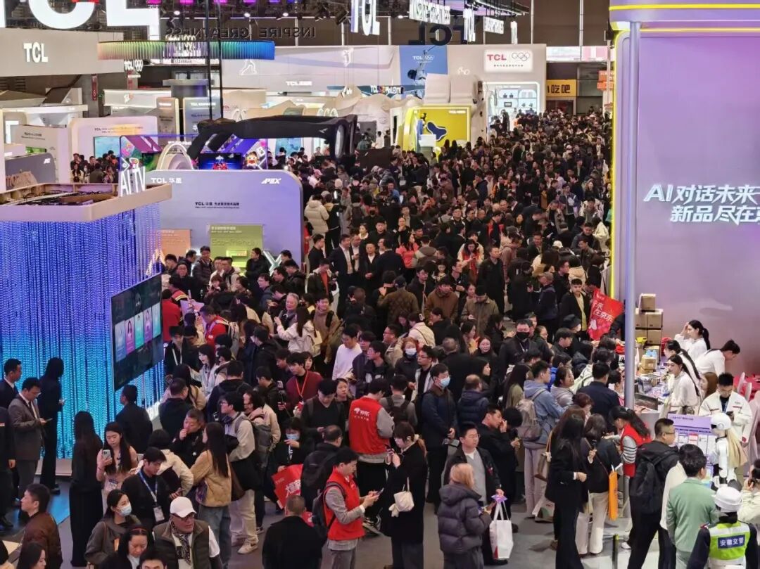 暴走两万步逛遍中国版CES！AI养龙虾、人形机器人火爆，追觅手机上手图3