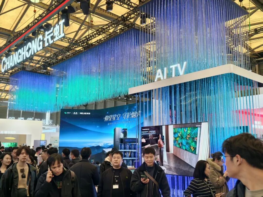 暴走两万步逛遍中国版CES！AI养龙虾、人形机器人火爆，追觅手机上手图18