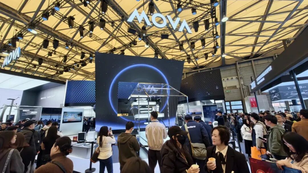 暴走两万步逛遍中国版CES！AI养龙虾、人形机器人火爆，追觅手机上手图21