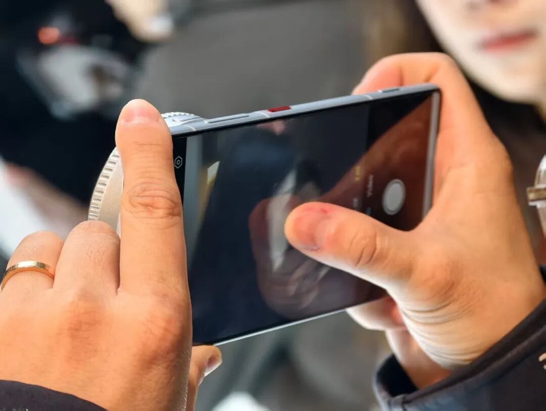 暴走两万步逛遍中国版CES！AI养龙虾、人形机器人火爆，追觅手机上手图28