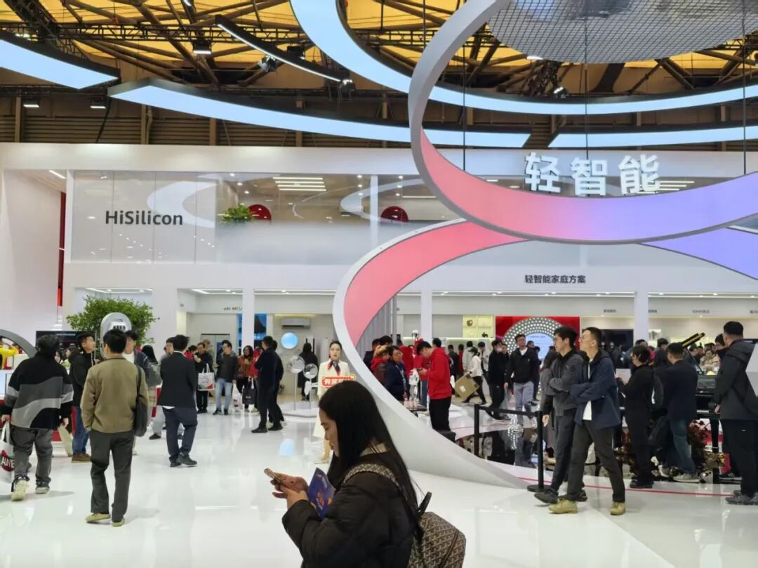 暴走两万步逛遍中国版CES！AI养龙虾、人形机器人火爆，追觅手机上手图40