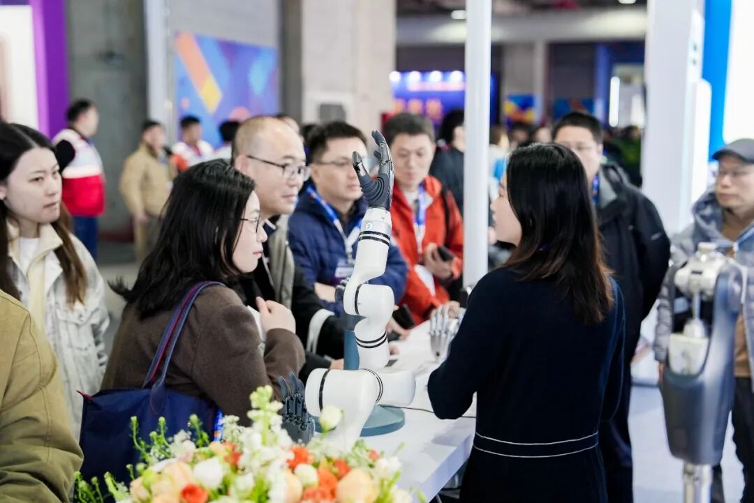 AWE2026丨走进消费市场、让机器人长出双手，脑机接口加速“赋能百业”图2