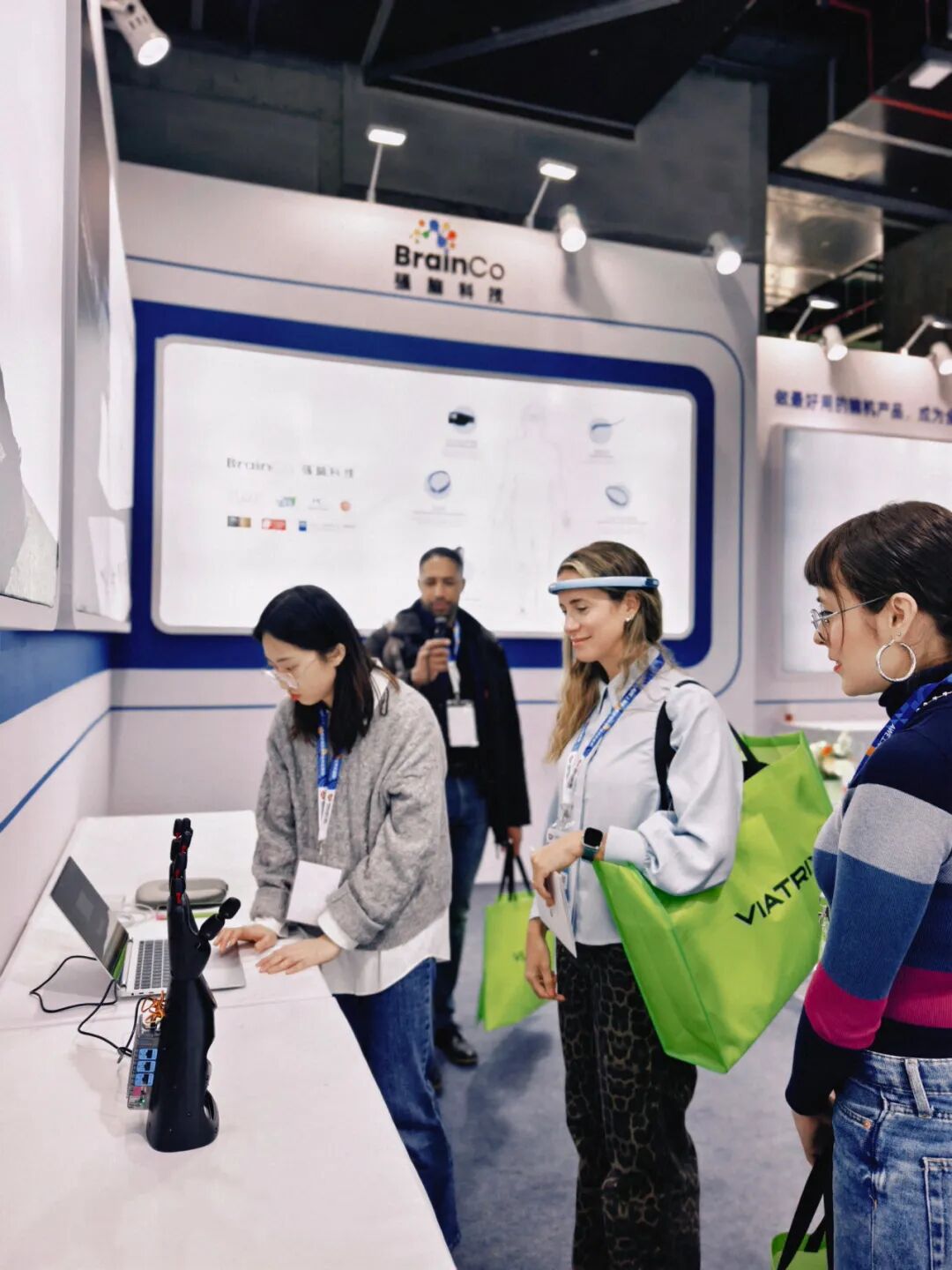 AWE2026丨走进消费市场、让机器人长出双手，脑机接口加速“赋能百业”图3