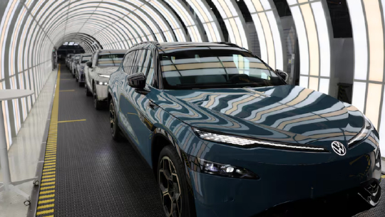 苹果税在中国下调，美团CEO称内部不要再叫我兴哥，美国官宣宇航员4月飞往月球，大众与小鹏合作首款车型量产，这就是今天的其他大新闻！图14