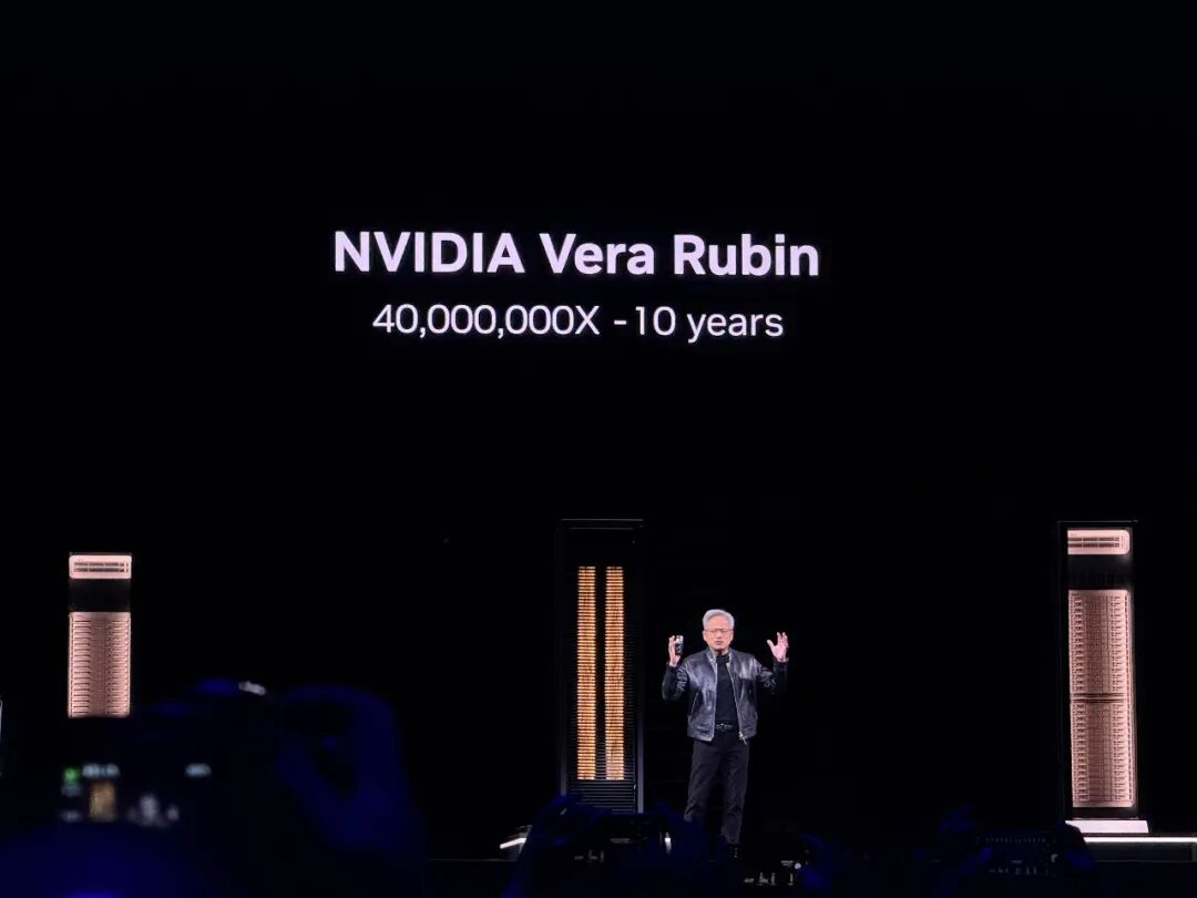 黄仁勋2小时激情演讲:连晒17颗芯片,盖机架、养龙虾,算力飙升4000万倍图12