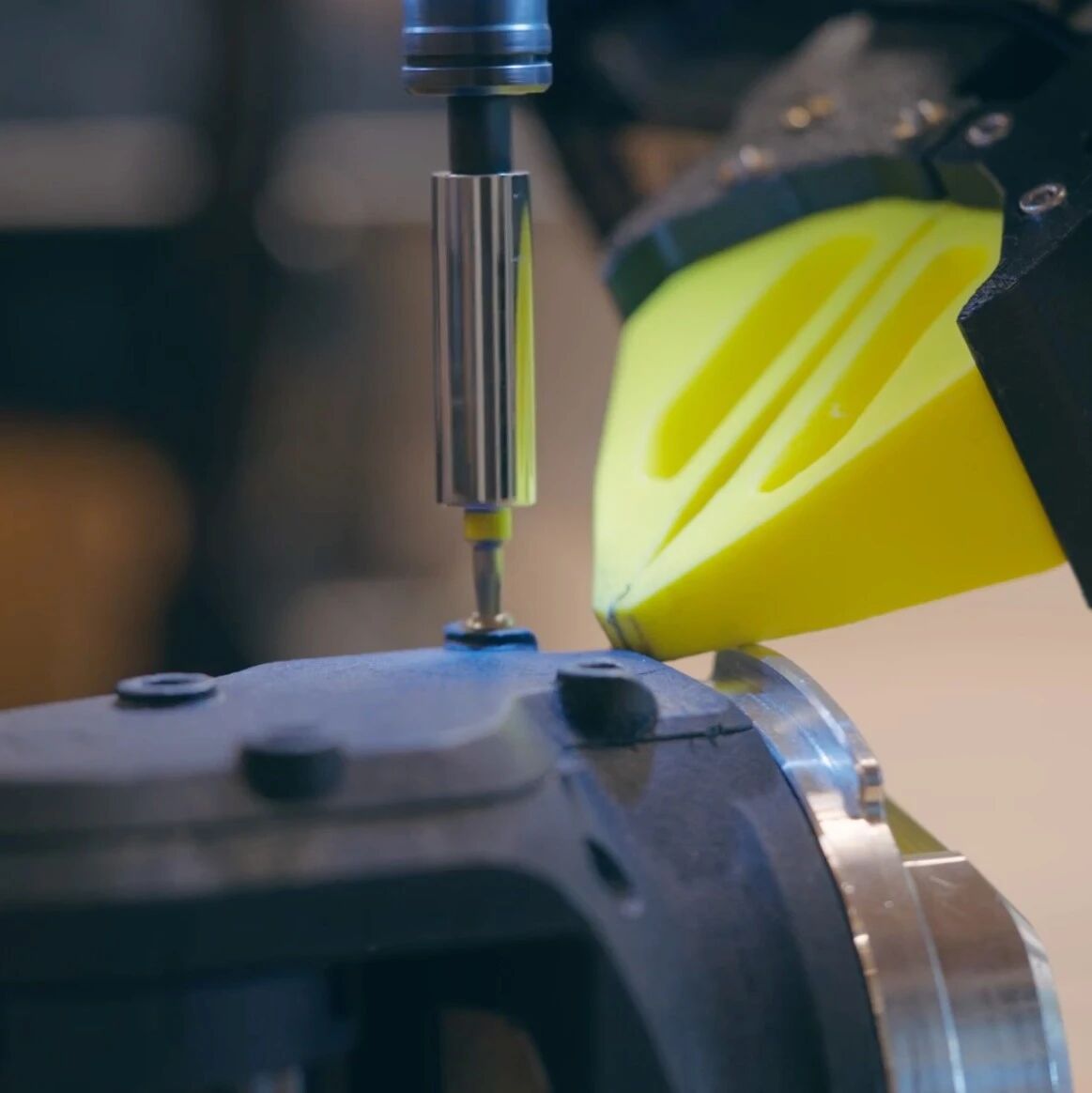 手残党跪了，Pi 0.6机器人15分钟学会拧螺丝，能进厂边干边学了