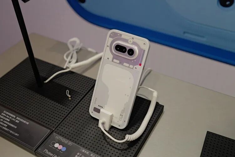 图源:不客观实验室 Nothing 穿上了西装,但还差条领带图9