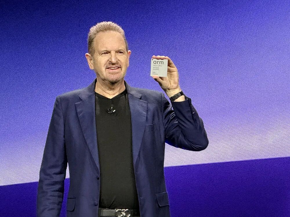 Arm玩大了！推首个自研CPU，3nm、136核、双Chiplet，黄仁勋发言图3