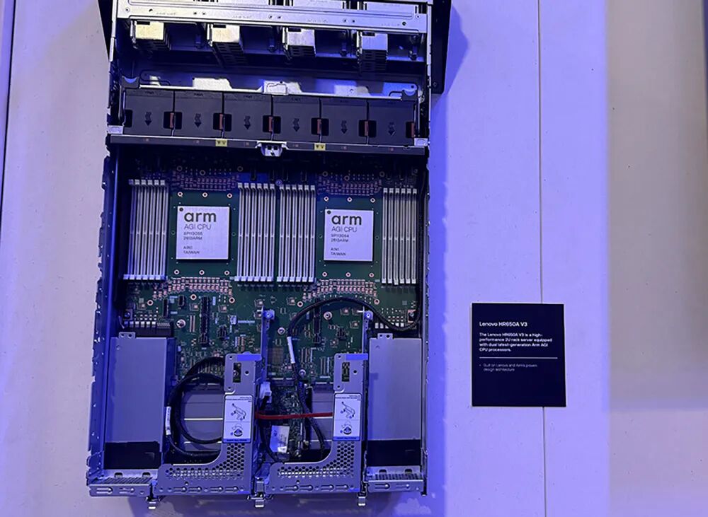 Arm玩大了！推首个自研CPU，3nm、136核、双Chiplet，黄仁勋发言图11