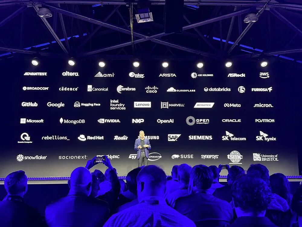 Arm玩大了！推首个自研CPU，3nm、136核、双Chiplet，黄仁勋发言图28