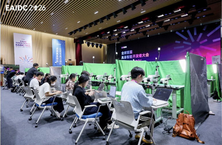 机器人线下真机对线打PK！这届黑客松可太会玩了图4