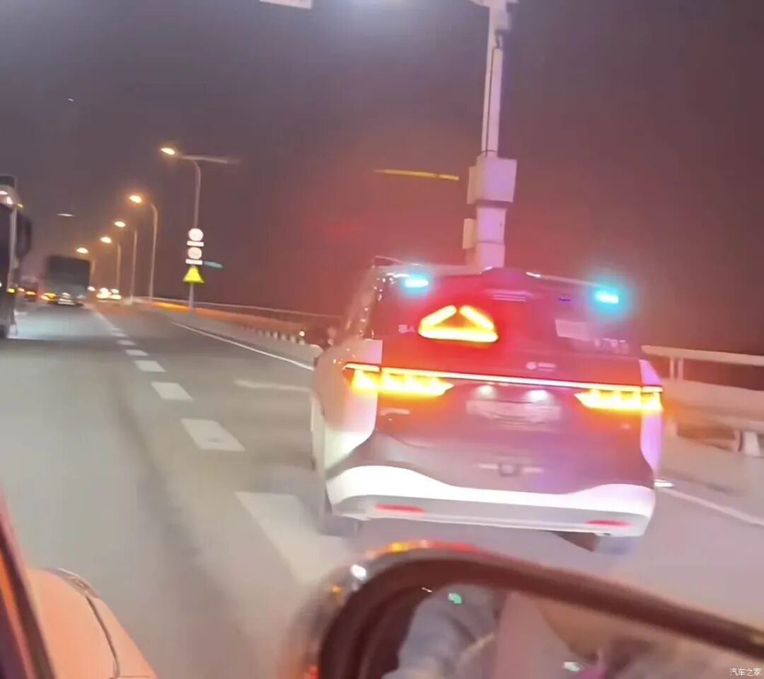 武汉&ldquo;萝卜快跑&rdquo;车辆停滞已恢复 业内人士：突发情况会触发自检图2