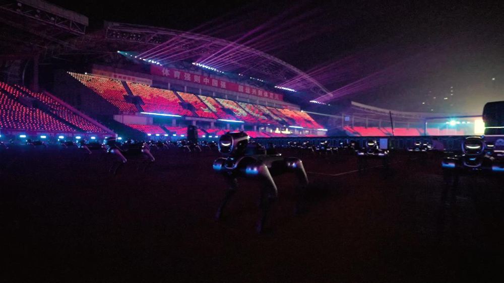 破纪录！魔法原子近300台机器人苏超开幕式完成高难度群控表演图4