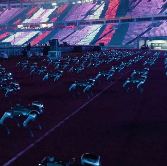 破纪录！魔法原子近300台机器人苏超开幕式完成高难度群控表演