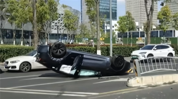 中国人形机器人在波兰街头驱赶野猪,网友笑评:「波兰」不惊了;万元内最好风管机?美的空调又发行业首创产品;「马斯克版微信」周五上线图11