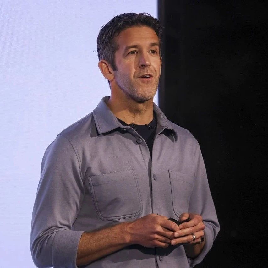 苹果新CEO召开员工大会：要造AI硬件、要留顶级人才，还要改变世界