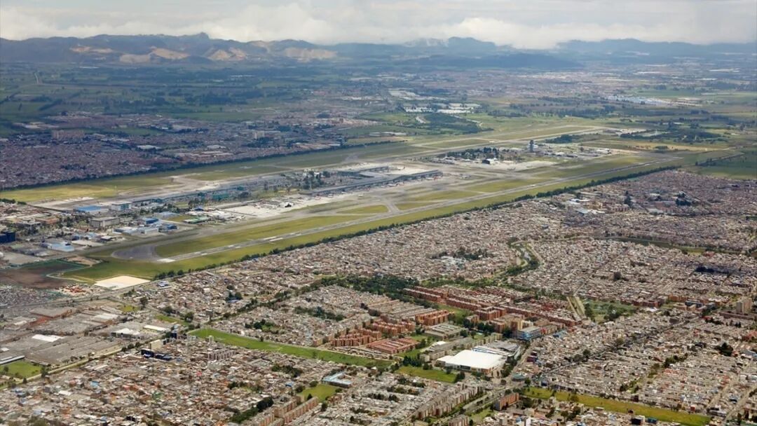 两架大飞机在波哥大几乎相撞，垂直相距约30米！图3