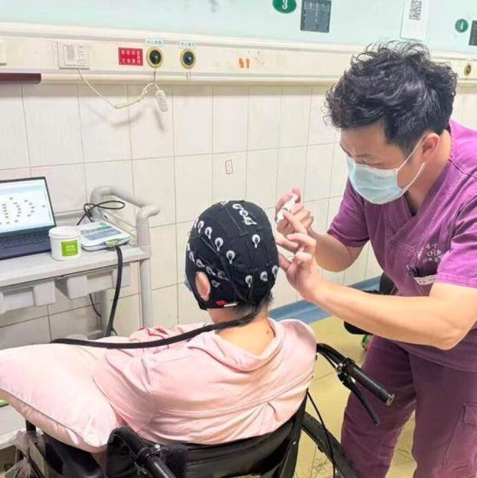 国内首例！脑瘤术后"软瘫"患者应用无创脑机接口，半个月内恢复行走
