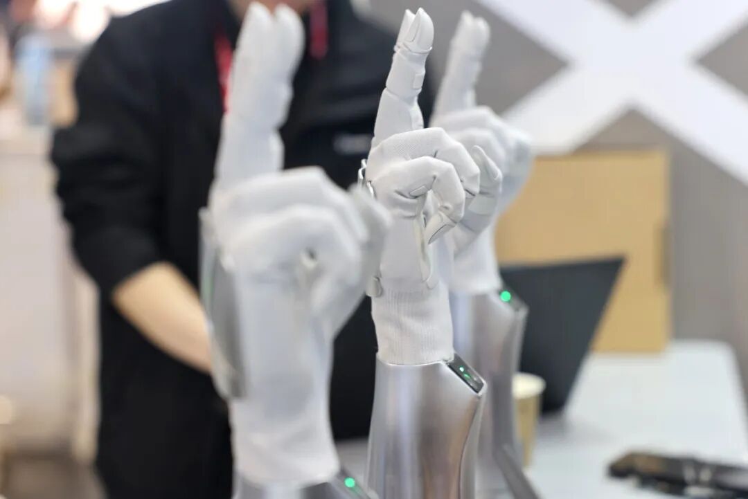 狂揽10亿！小米理想齐押注的95后学霸，带着他的新“手”海外狂吸粉图2