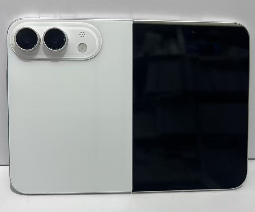 首款折叠屏 iPhone 模型机再曝光,可能只有白色版?图1