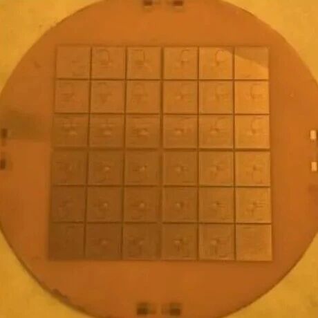 基于玻璃中介层TGVs的垂直方向32Gbps高速互连技术
