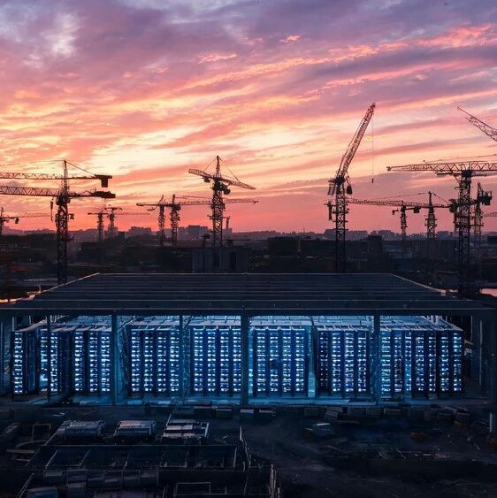 融了500亿，梁文锋开始大搞基建了