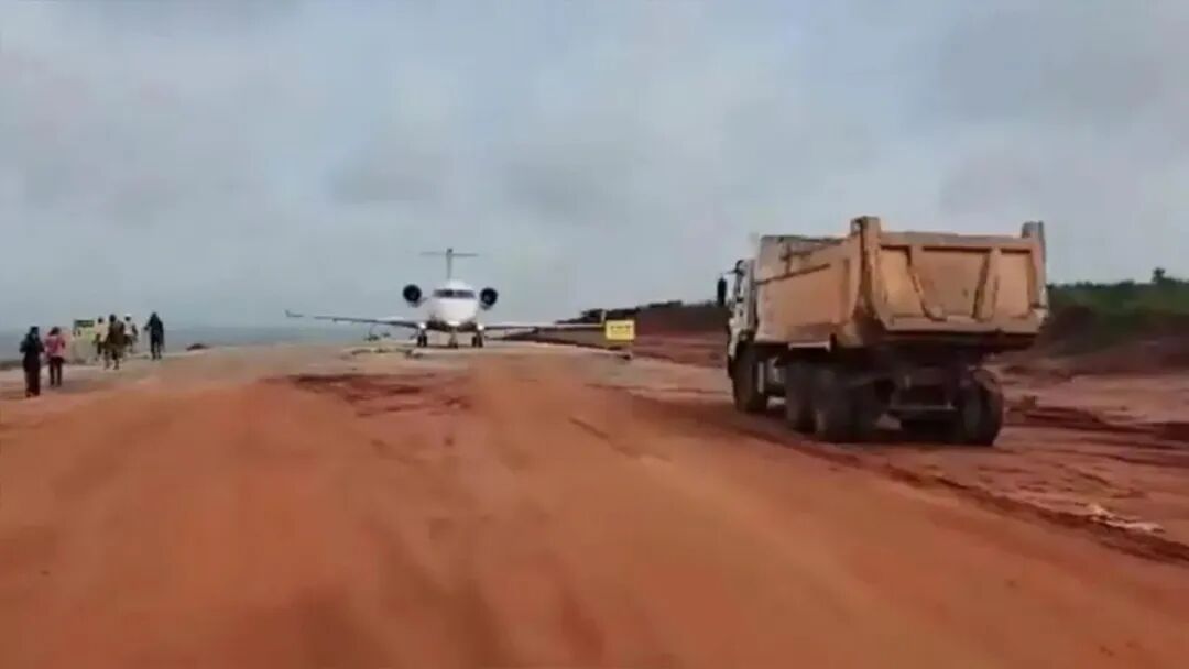 美国籍喷气飞机在泥土道路上起降,被尼日利亚政府扣押图2