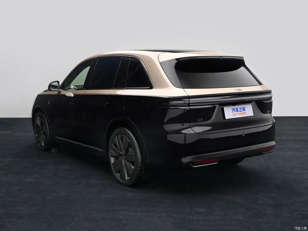 五座旗舰SUV,双色车身,29英寸无边6K全景屏,后排GLS迈巴赫水准!百公里才6个多油!图7