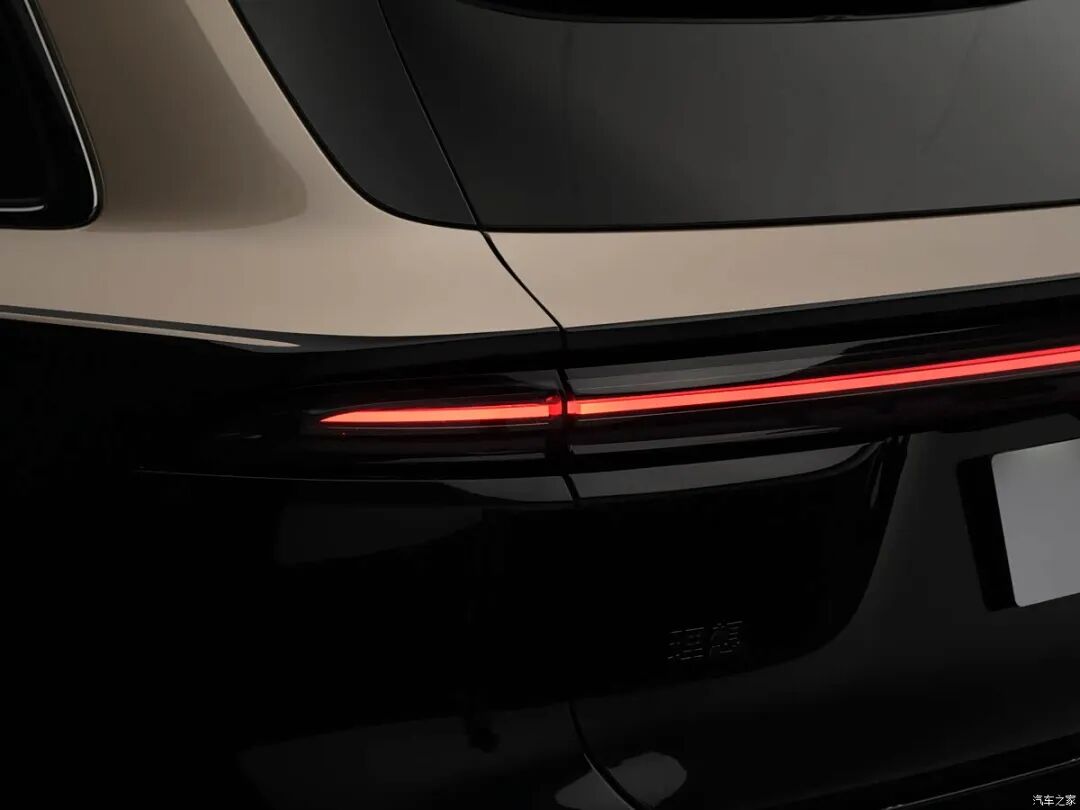 五座旗舰SUV,双色车身,29英寸无边6K全景屏,后排GLS迈巴赫水准!百公里才6个多油!图8