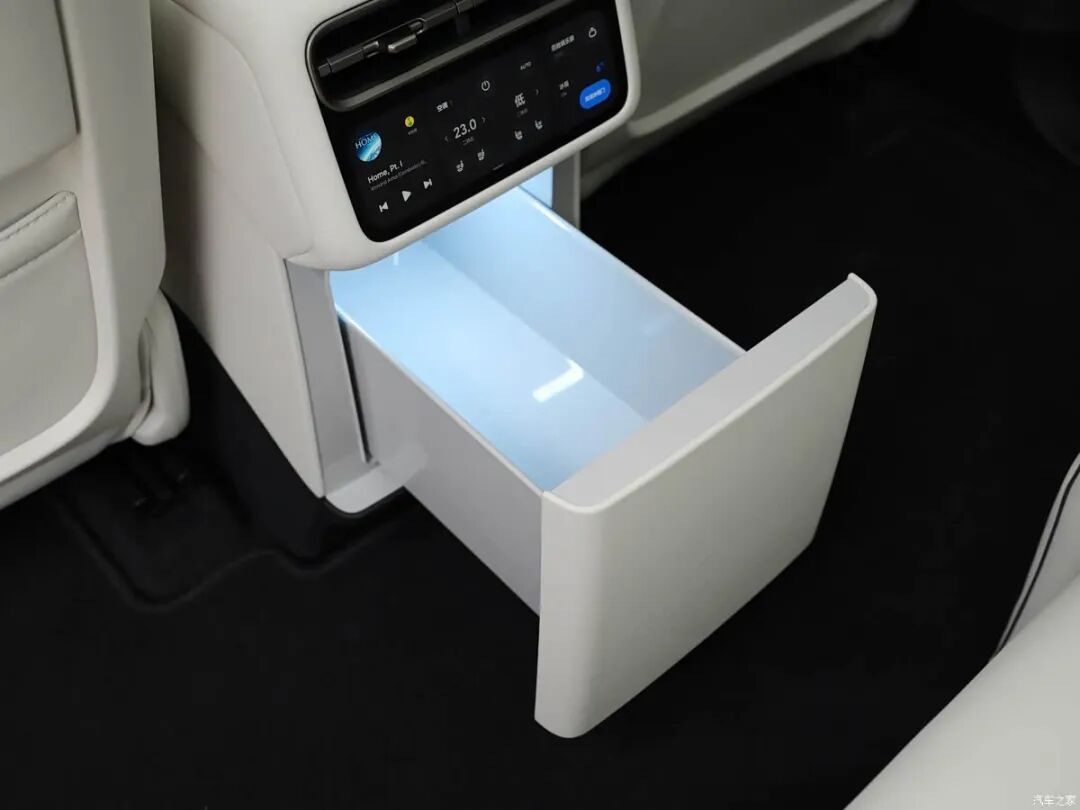 五座旗舰SUV,双色车身,29英寸无边6K全景屏,后排GLS迈巴赫水准!百公里才6个多油!图20