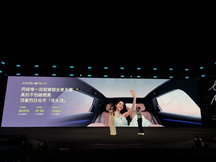 车企们再怎么改进全景天幕,该晒还是晒。图9