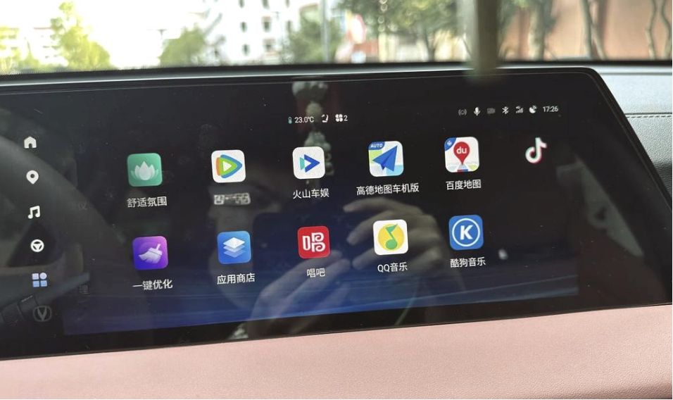 AI「投胎」物理世界,第一志愿选了AI汽车图6